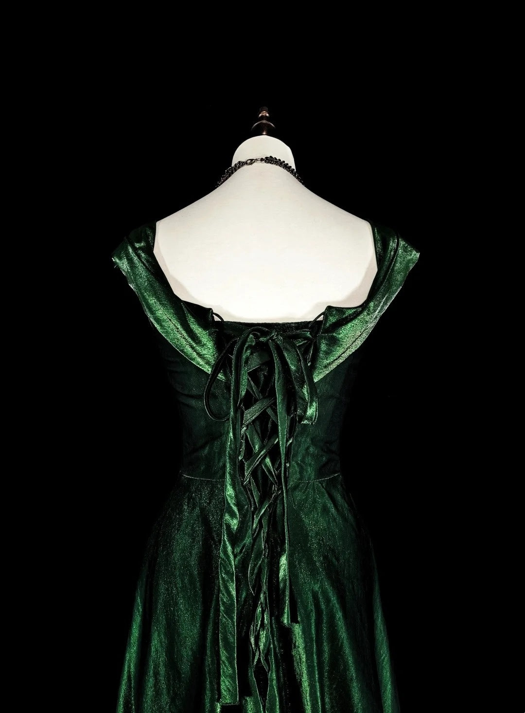 Robe de bal longue vintage en velours vert foncé à volants, coupe trapèze, décolleté cœur, idéale pour les lycéennes et les adolescentes (réf. N1672).