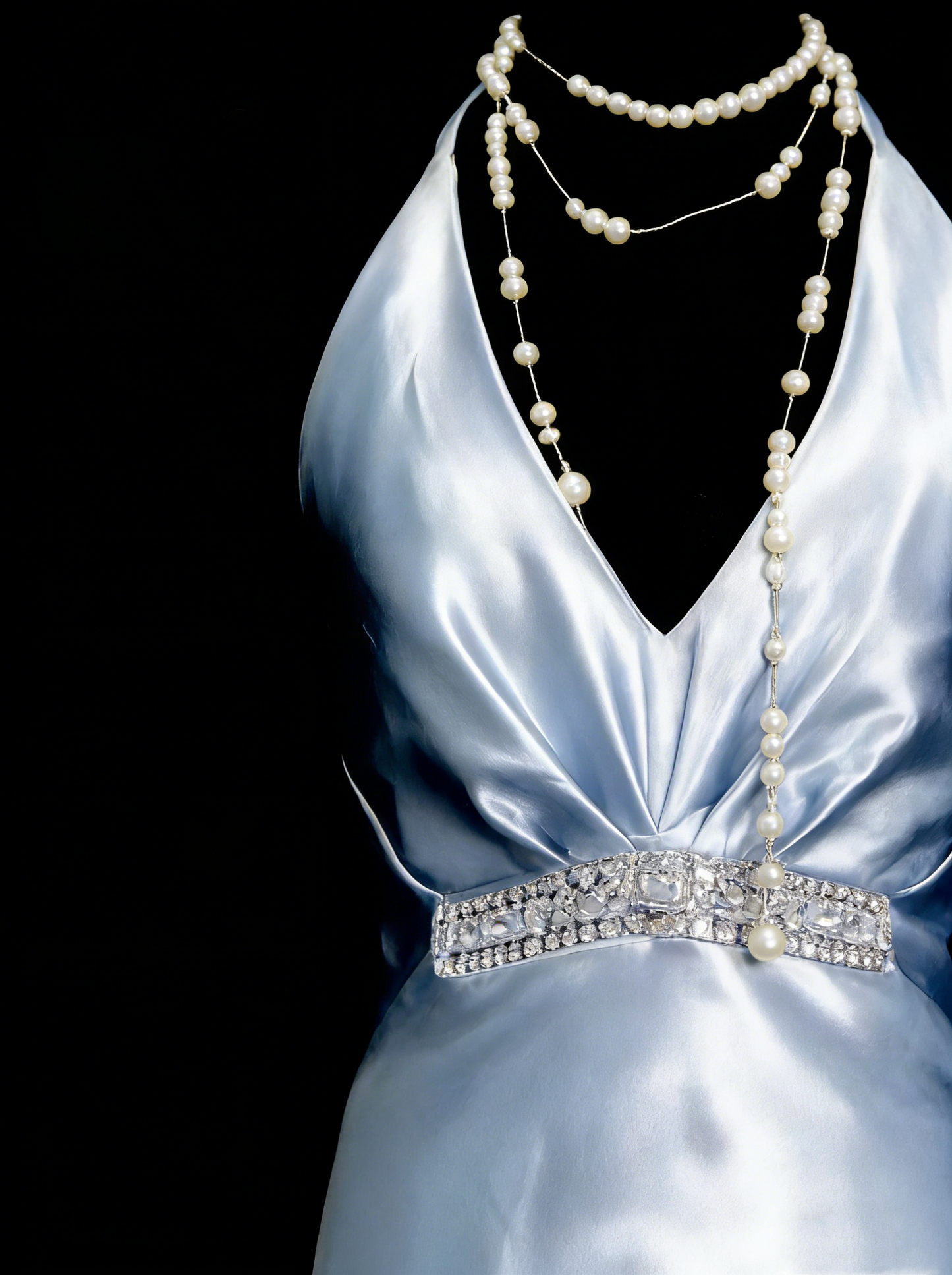 Robe de bal longue vintage années 80, coupe trapèze, dos nu, en satin bleu ciel clair, sans manches, référence N1446