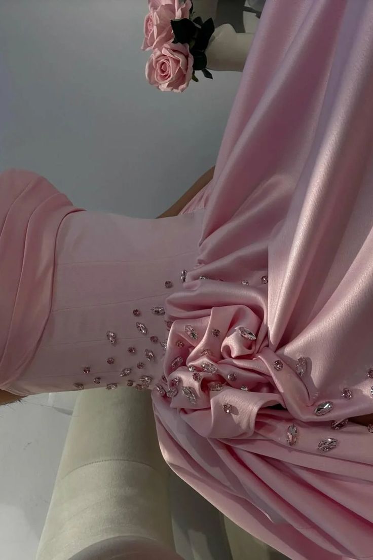 Wunderschönes babyrosa Satin-Abendkleid mit Herzausschnitt, ärmellos, hohem Schlitz und Falten (Vestidos De Dia AB503)
