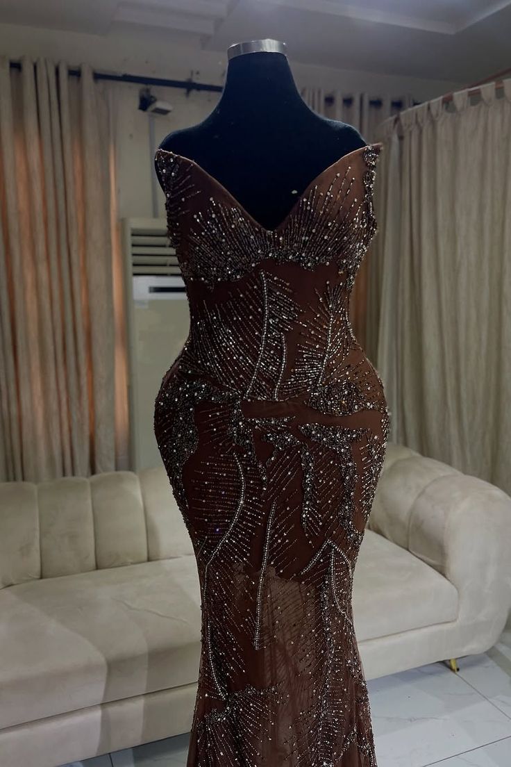Elegantes, funkelndes, braunes Meerjungfrauen-Abendkleid mit Schleppe, V-Ausschnitt und ärmellos für Damen AB1536
