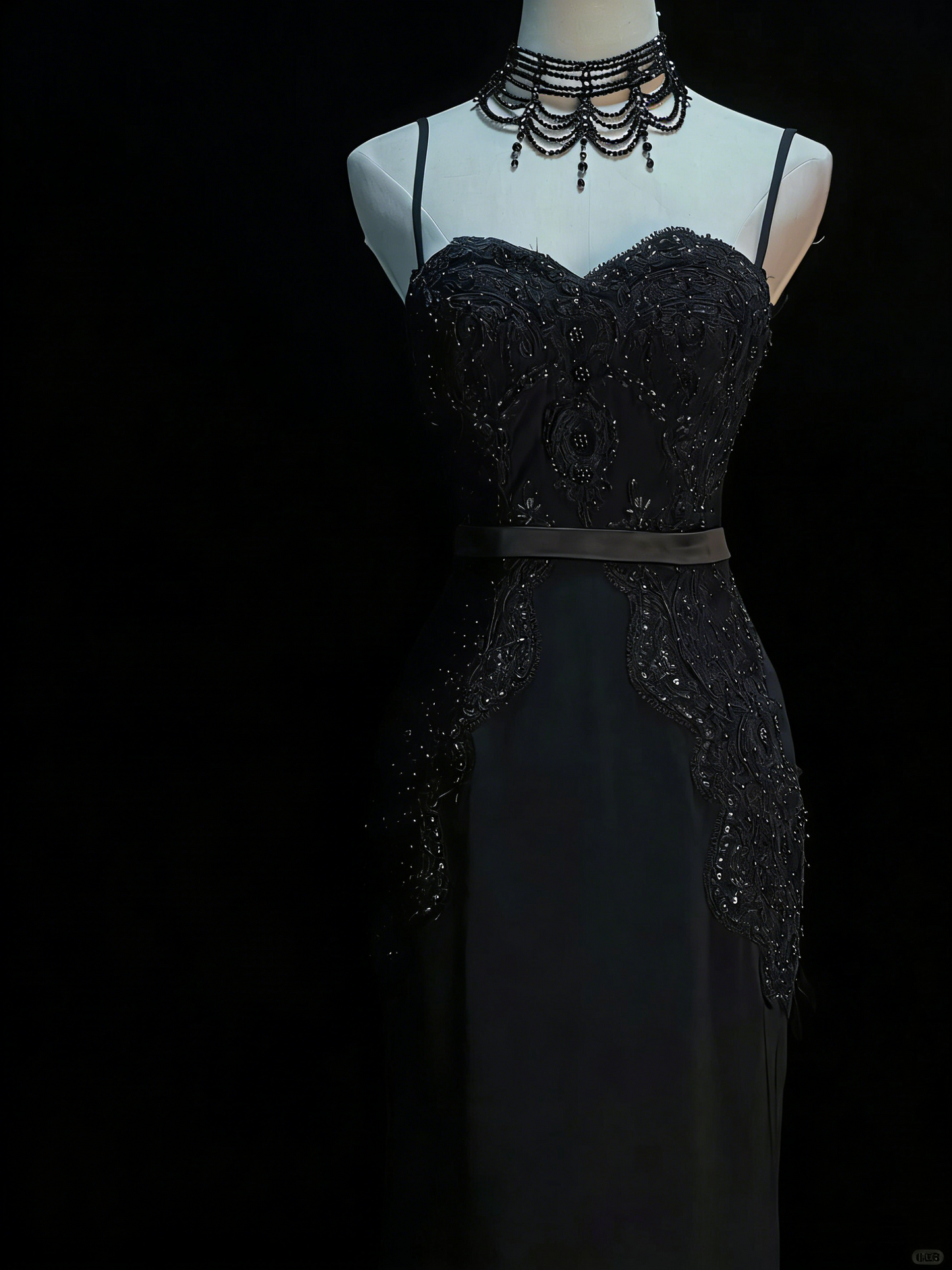 Robe de soirée longue noire à fines bretelles spaghetti et appliques perlées, style sirène chic, idéale pour un bal de promo ou un mariage (N918).