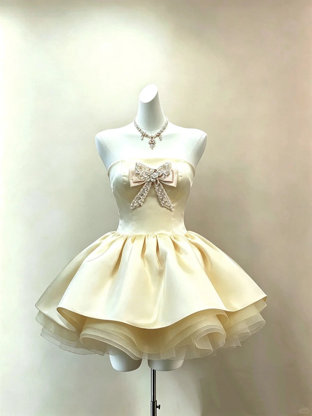 Flirty Kurze Homecoming Kleider Ballkleid Trägerlos Hellgelb Satin Semi Formell Abschlussfeier Mini Hoco Outfit RB4707