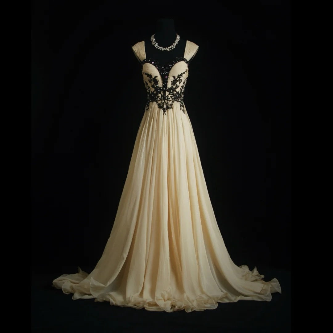 Robe de soirée longue trapèze vintage avec décolleté en cœur, champagne et appliques noires, pour bal de promo, fête d'anniversaire, remise de diplôme N2838