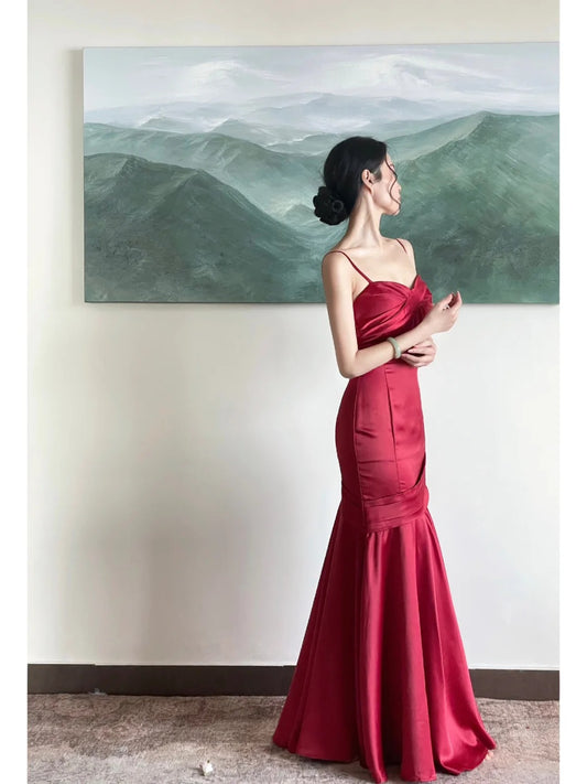 Romantisches Meerjungfrauen-Spaghettiträger-Kleid aus burgunderrotem Satin mit Plisseefalten, langes Ballkleid N2821