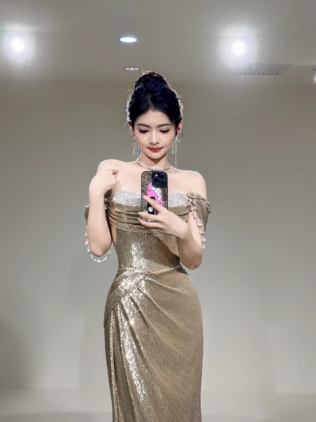 Robe de bal longue sirène à paillettes, épaules dénudées, sequins, couleur champagne, inspiration tenue de soirée N234