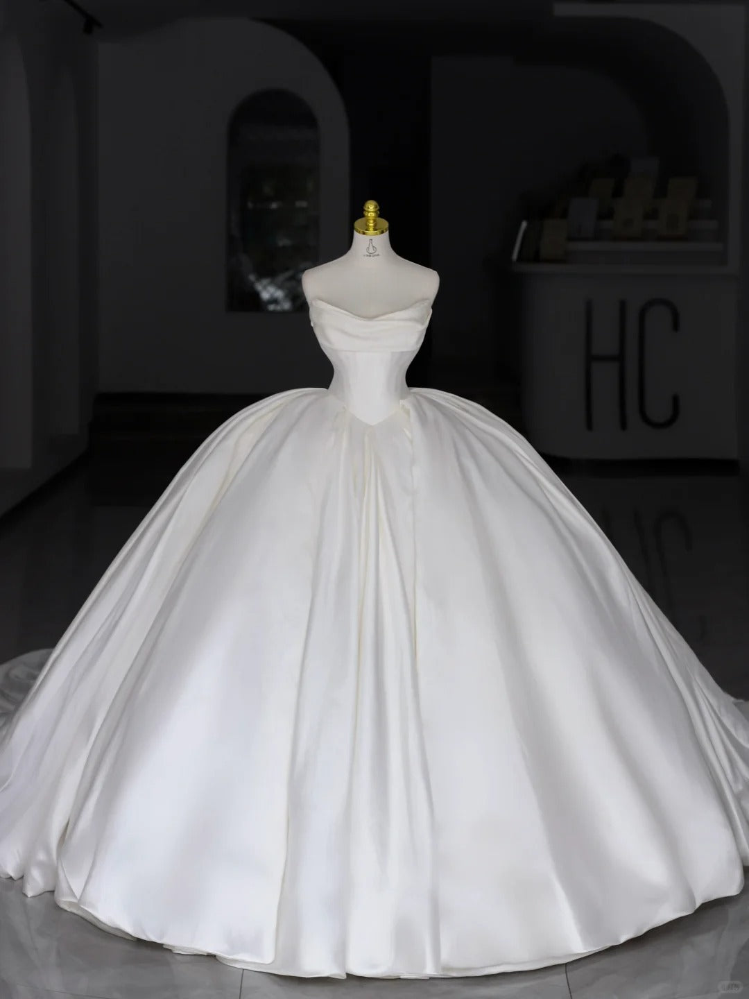 Elegante Hochzeitskleider, Ballkleid, Neckholder, weißer Satin mit gefalteten langen Brautkleidern N2988