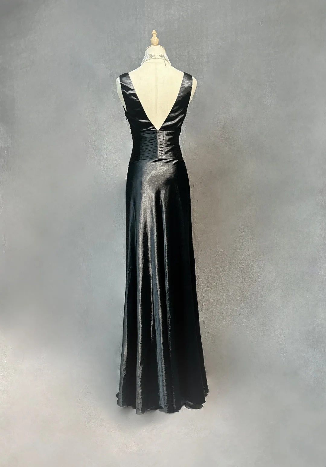 Bescheidene Abschlussballkleider Meerjungfrau Neckholder Schwarz Satin mit Rüschen Lange Abendkleider N3466