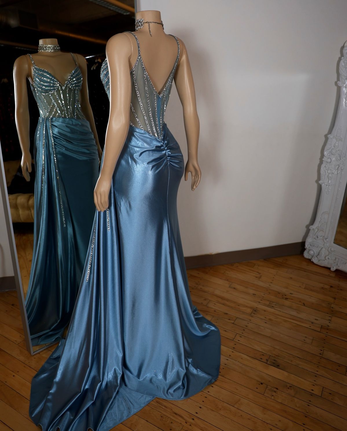 Robe de bal longue sirène bleue à col en V en satin ornée d'appliques et de sequins, avec fente AB1680