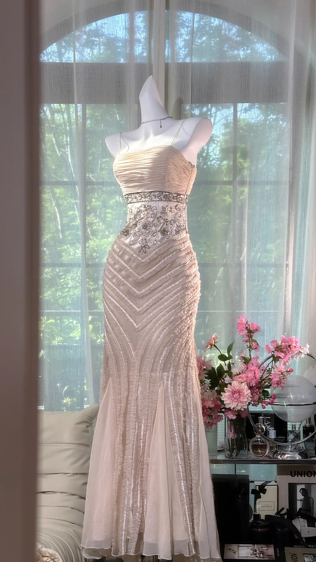 Bescheidene Ballkleider Meerjungfrau Spaghettiträger Rosa Chiffon mit Perlen ärmellose Abendgarderobe N3577
