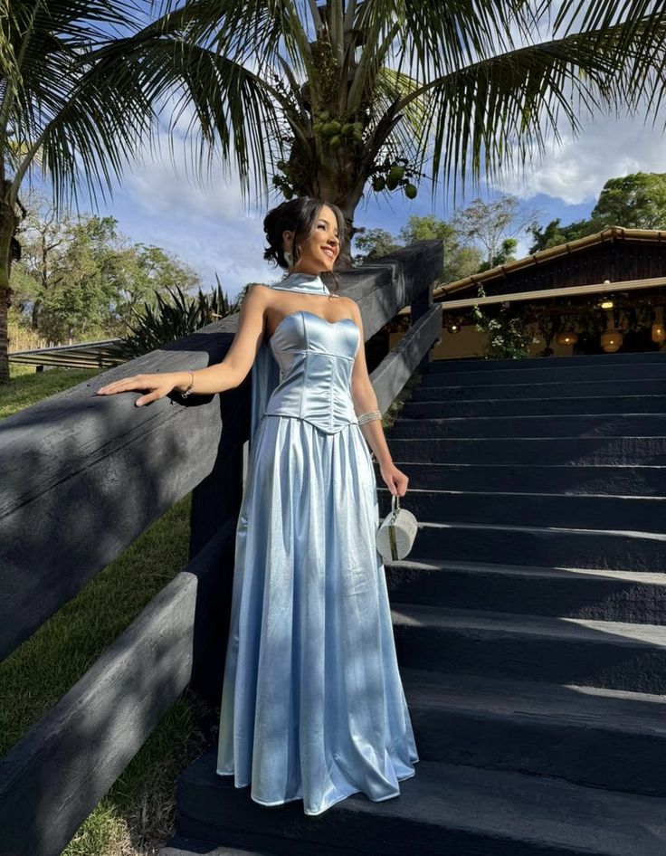 Robe de bal longue en satin bleu ciel clair, coupe trapèze, décolleté cœur, avec foulard intégré. Inspiration robe de soirée pour femme. Robe de cérémonie N229