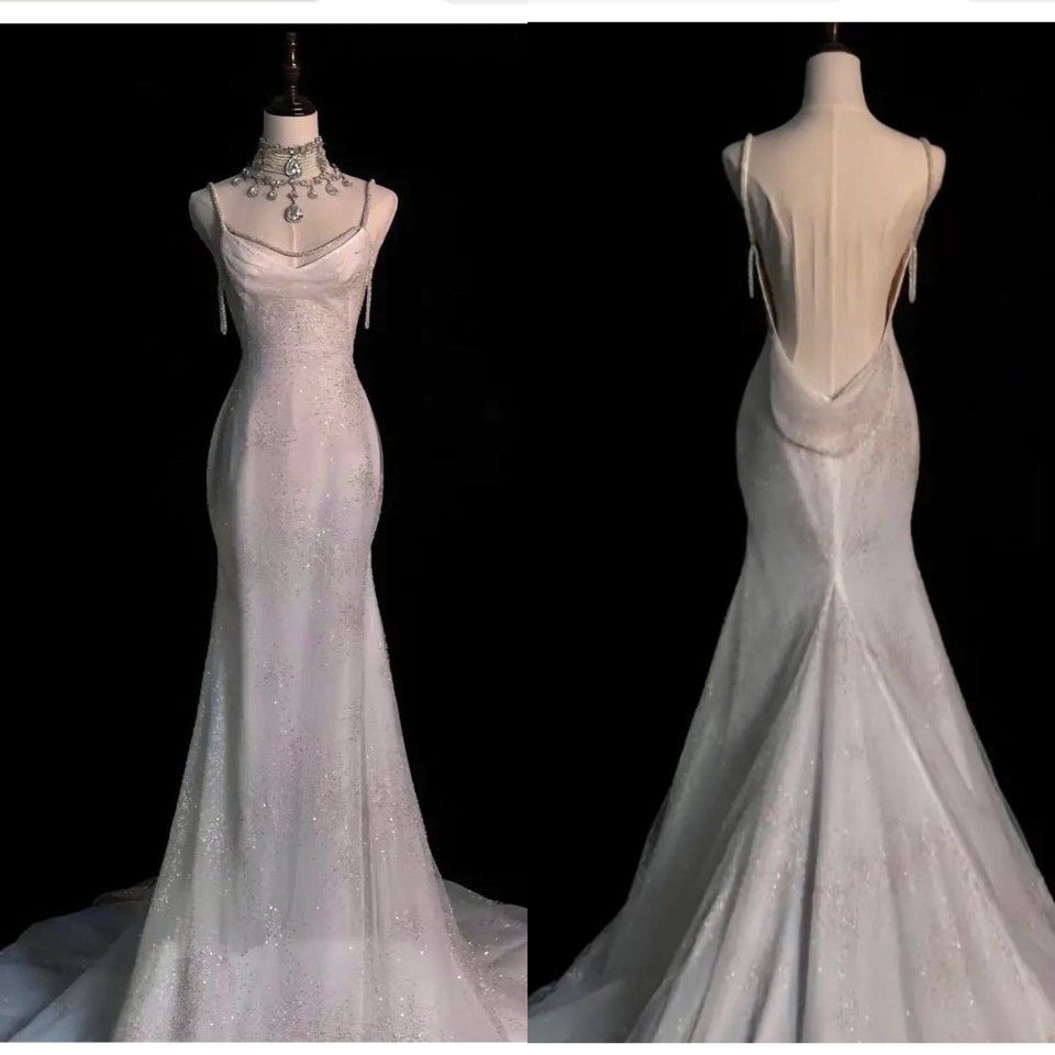 Meerjungfrauen-Brautkleid in Elfenbeinweiß mit Pailletten, Spaghettiträgern, langem Rückenausschnitt und Falten AB976