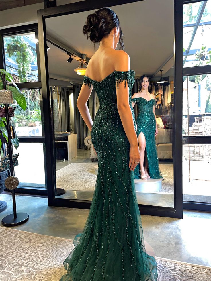 Grünes Meerjungfrauen-Abendkleid mit Spitze, Perlenbesatz und schulterfreiem Ausschnitt AB1580