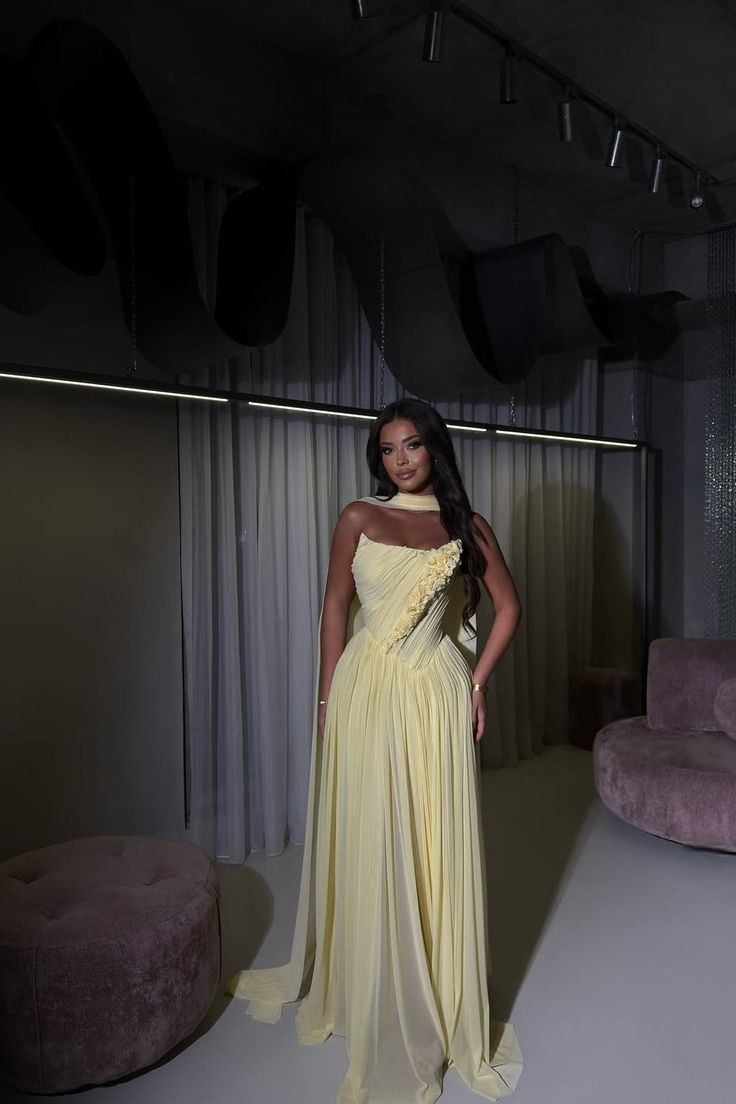 Robe de bal longue jaune en mousseline, bustier, coupe trapèze, avec foulard plissé. Idéale pour une soirée formelle ou un 20e anniversaire (N419).