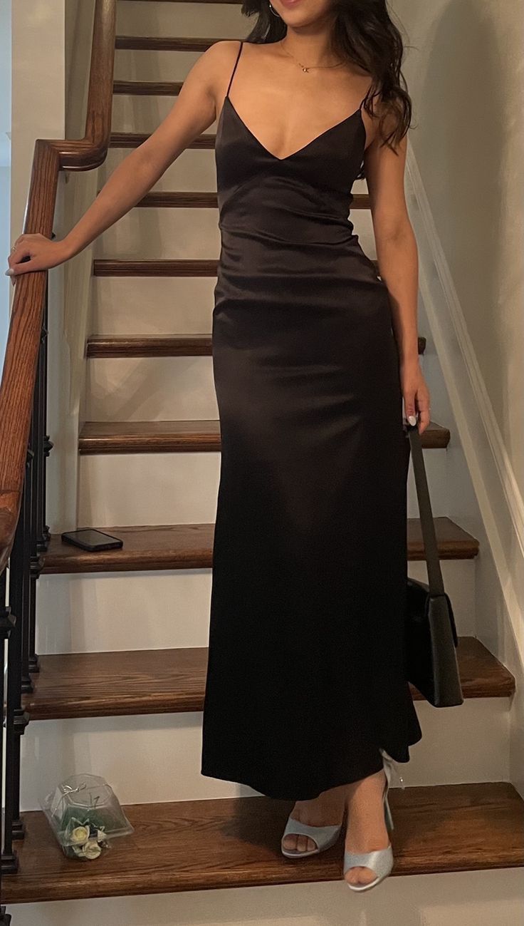 Robe de bal longue en satin noir à fines bretelles et fourreau, idéale pour une soirée formelle ou un 20e anniversaire (N421)