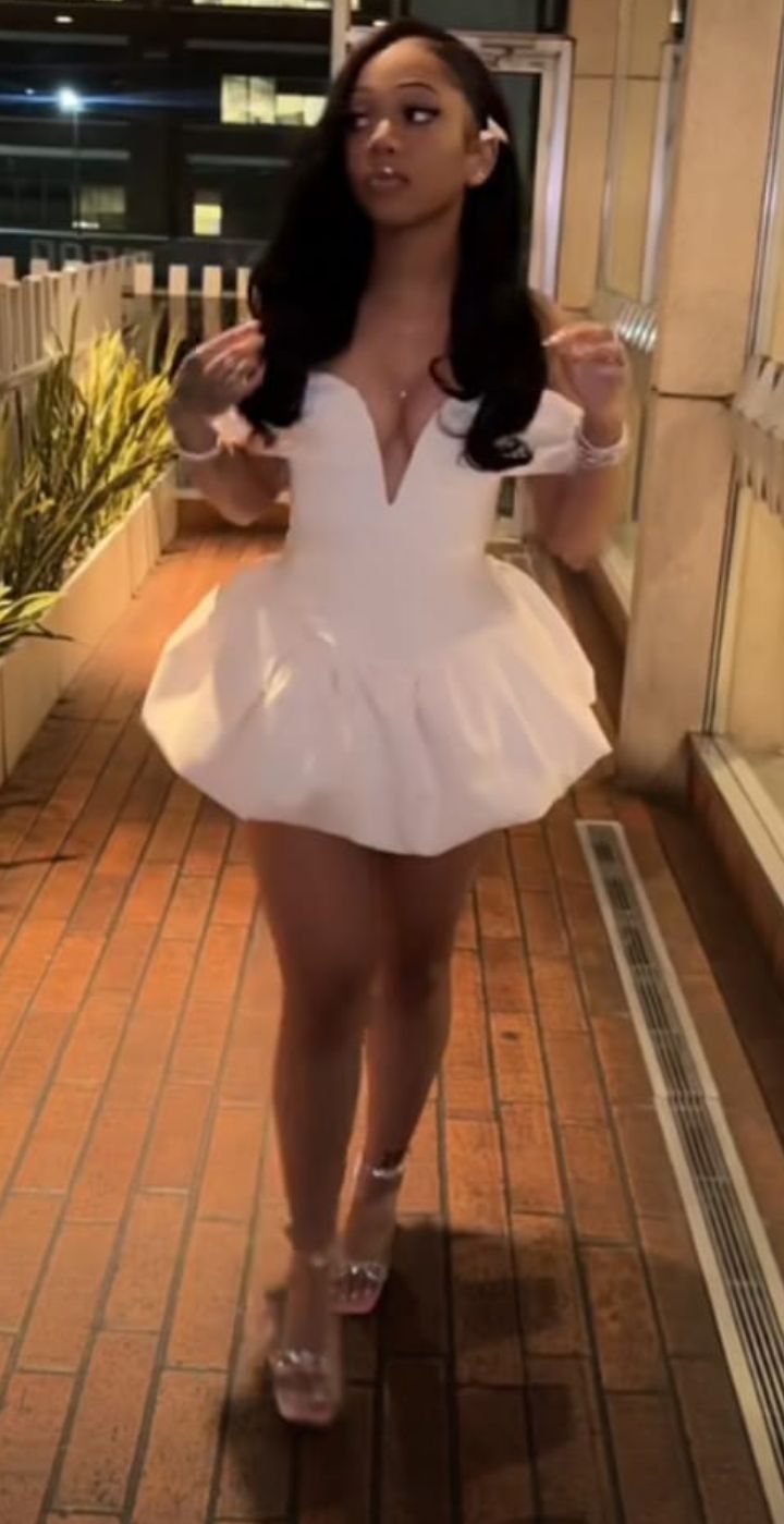Robe De Bal Tendance Épaules Dénudées Blanche Courte Nuit À Rio Inspi Robe Hoco Idées Robes De Rentrée RB4050