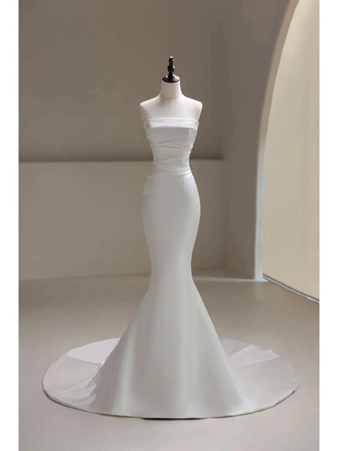 Robe de mariée sirène intemporelle sans bretelles en satin blanc, longue et élégante, idéale pour l'été. Modèle AB869.