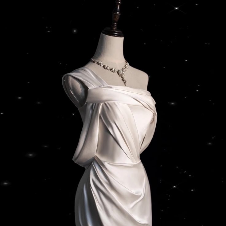Meerjungfrauen-Brautkleid aus elfenbeinweißem Satin mit One-Shoulder-Ausschnitt und Falten AB973