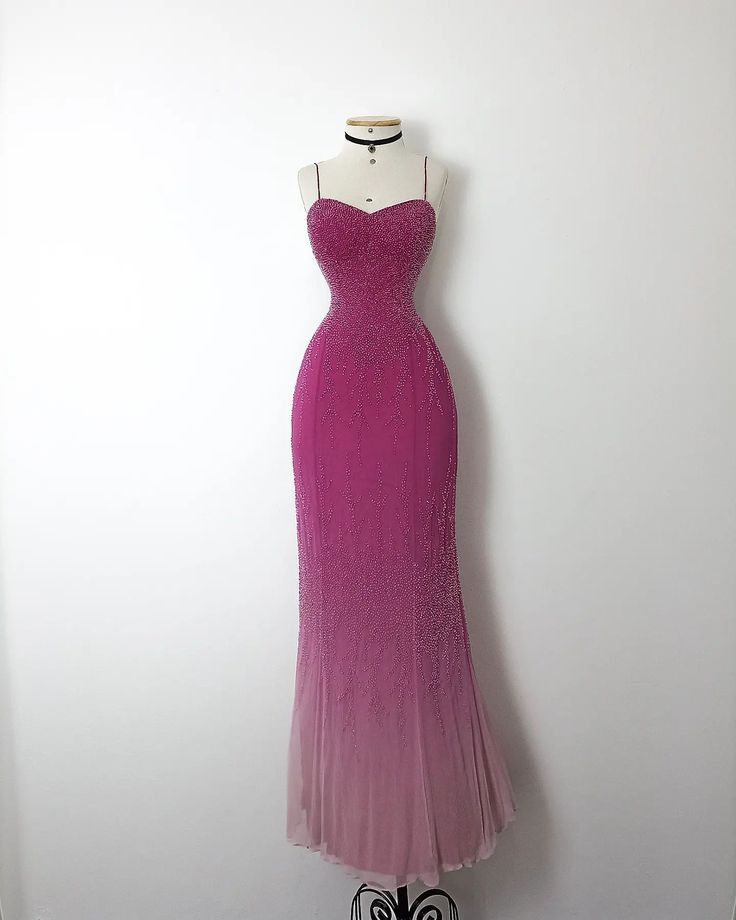 Robe de bal longue sirène à fines bretelles, rose fuchsia, sequins et perles - Inspiration tenue de soirée AB785