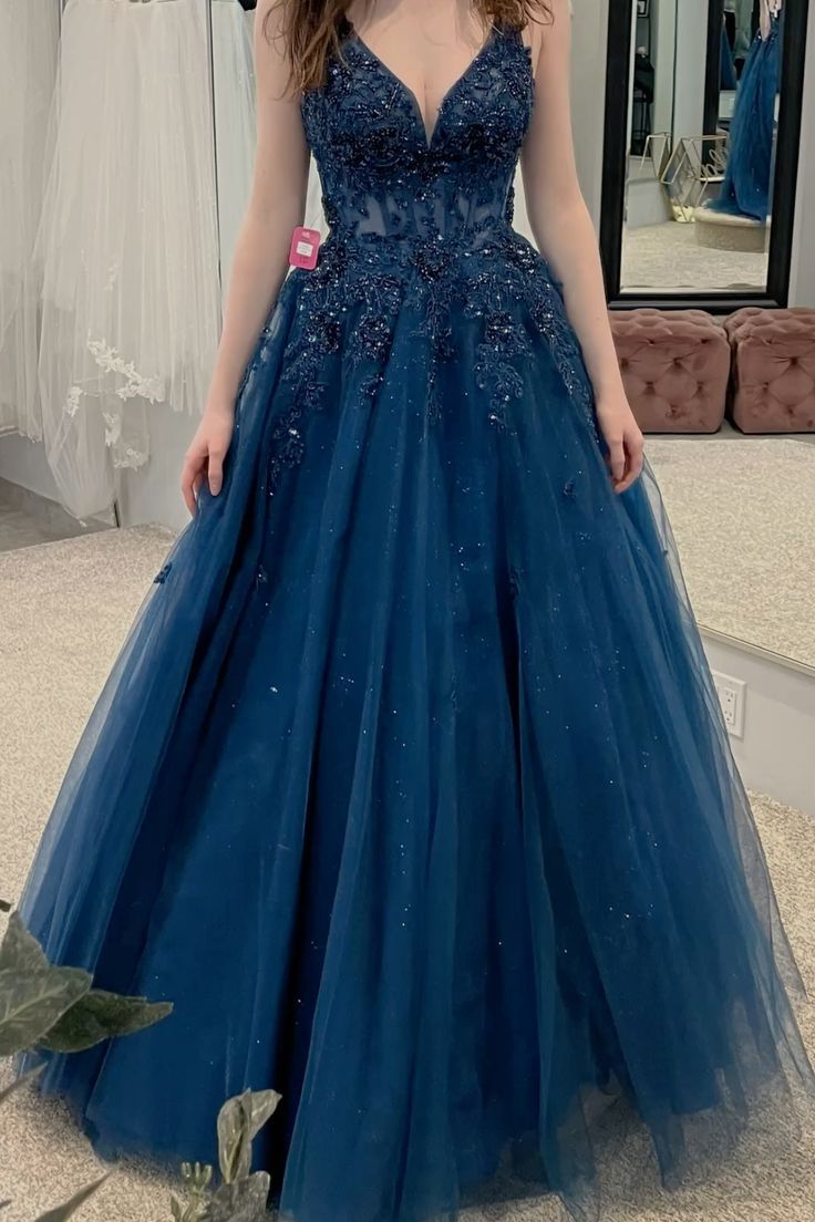 Elegantes Ballkleid in Marineblau mit V-Ausschnitt aus Spitze und Tüll – ein ästhetisches Abendkleid für Teenager, ideal für festliche Anlässe und Partys. AB1118