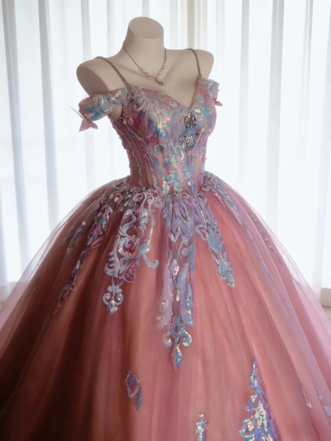 Niedliches Ballkleid mit Spaghettiträgern aus rosa Satin mit Applikationen Lange Partykleider Abschlussballkleider N3039