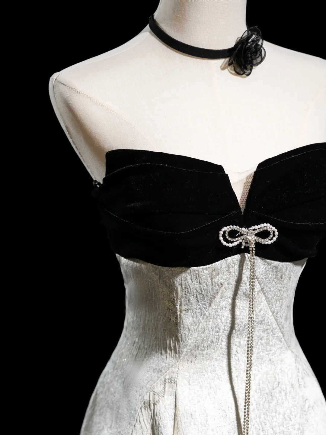 Robe de soirée longue en satin fleuri, coupe trapèze, sans bretelles, style modeste, référence N274