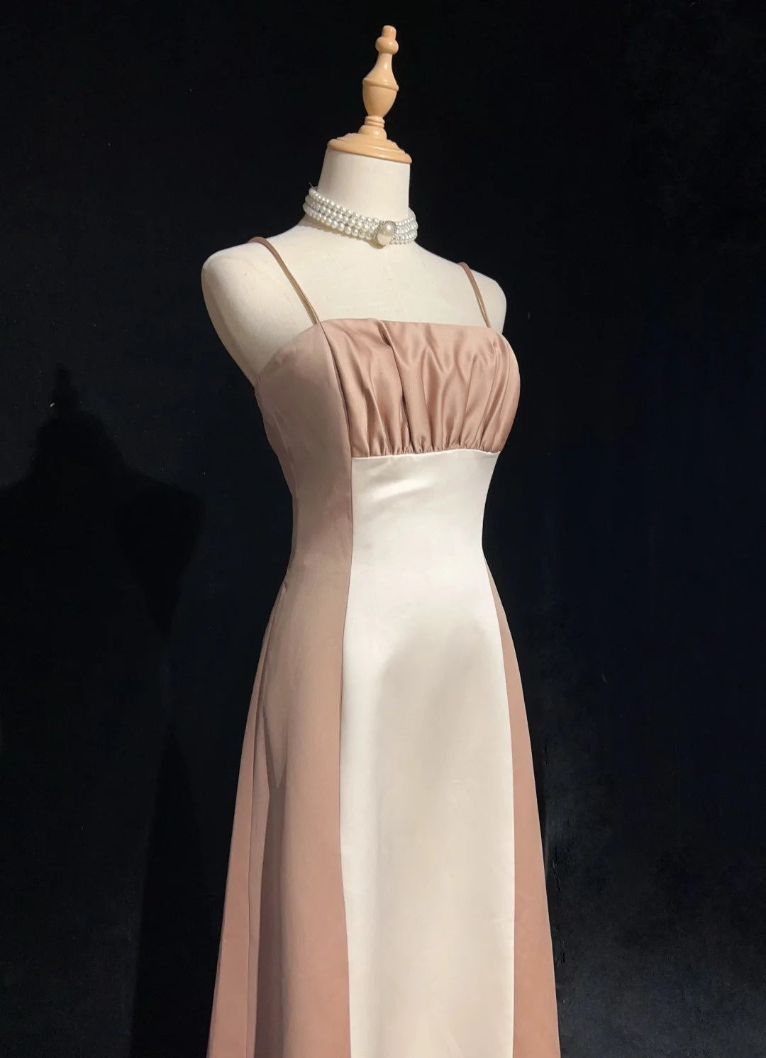Élégante robe de soirée longue en satin champagne et ivoire, coupe trapèze, à fines bretelles, référence N2723