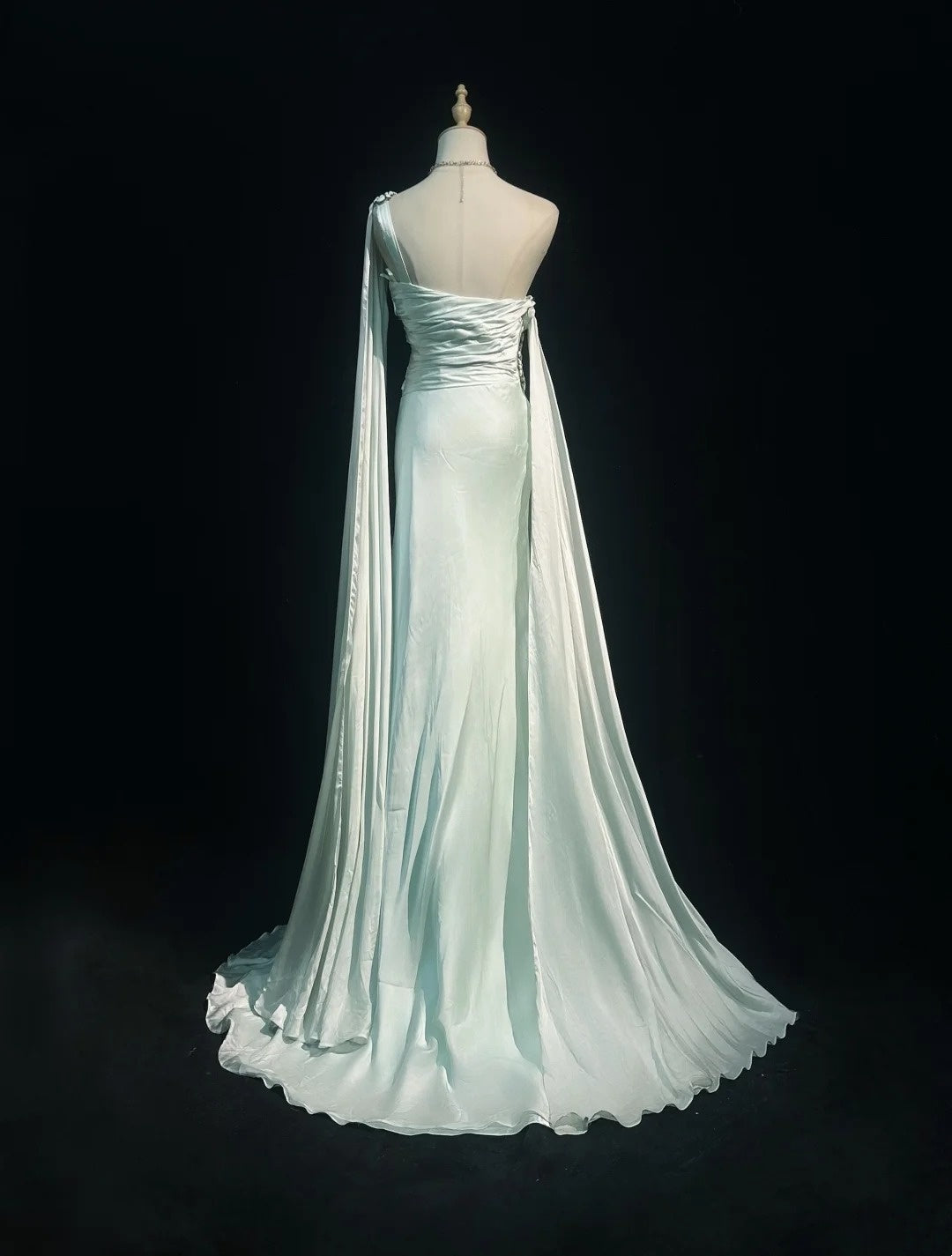 Belles Robes de Bal Trapèze Asymétrique Épaule Gauche Mousseline de Soie Vert Clair Ornée de Cristaux Longues Robes de Soirée Formelles N3678