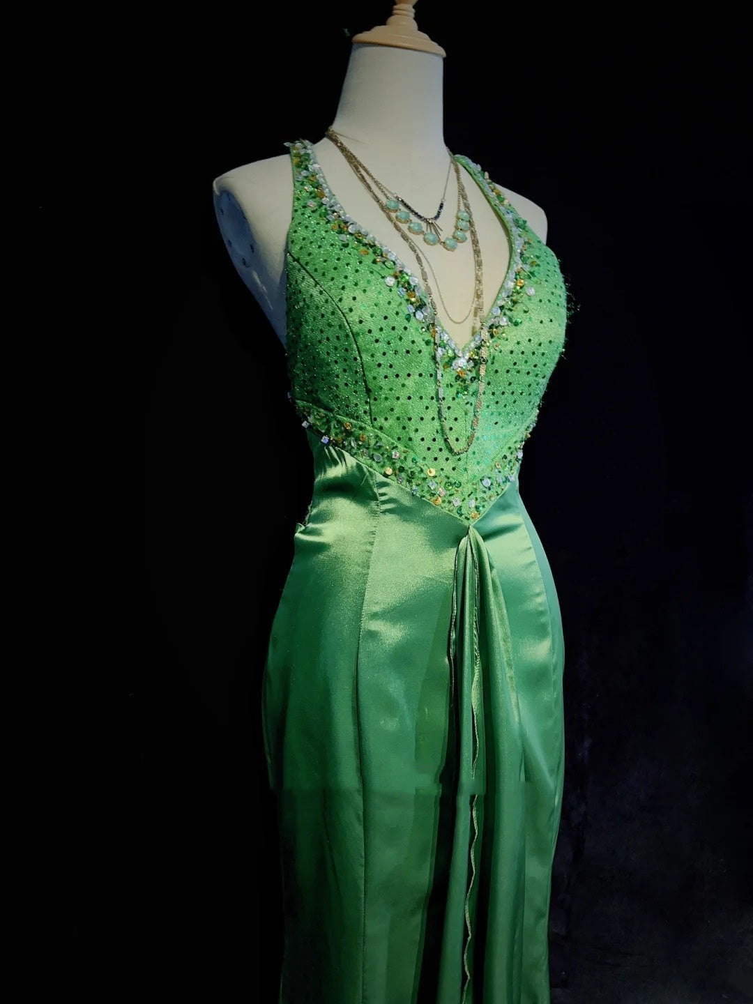 Belles Robes de Bal Sirène Licou Satin Vert Avec Perles Volants Longues Tenues de Soirée N3382