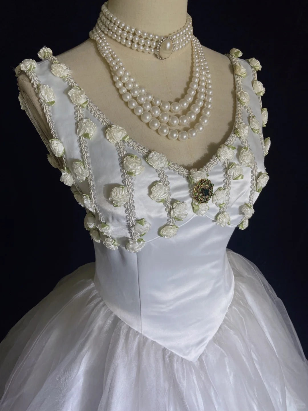 Timeless Wedding Dresses Ball Gown V Neck White Tulle With Flowers Long Brides Gown N3475