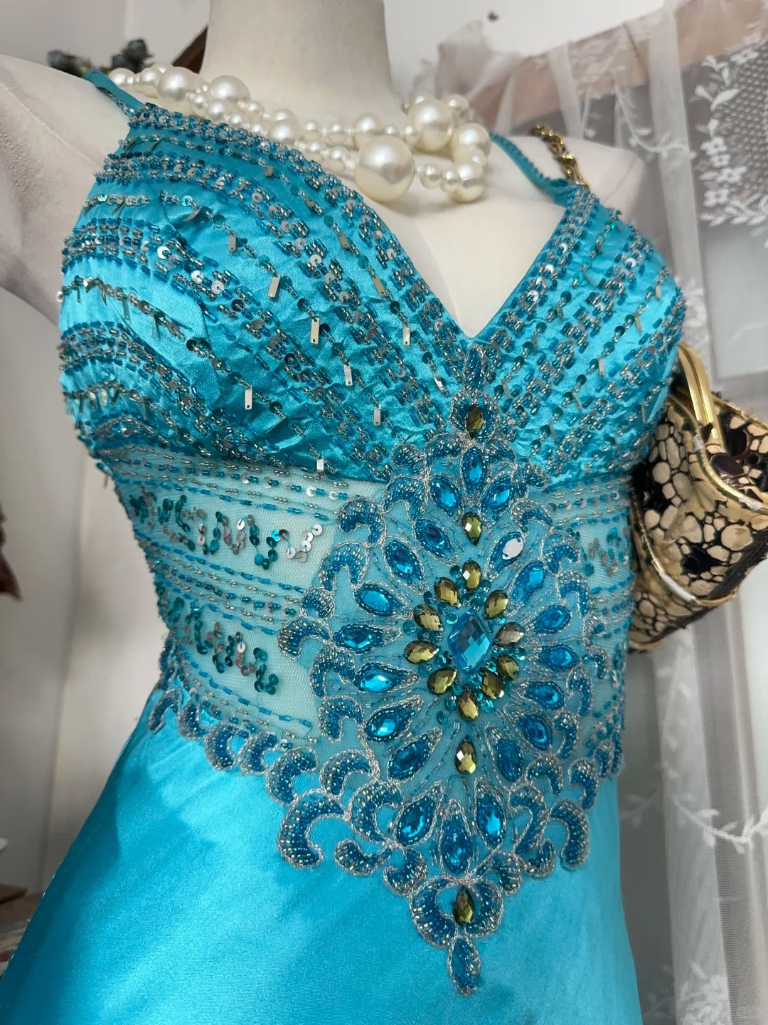 Elegante Ballkleider Meerjungfrau Neckholder Blau mit Perlenstickerei Satin Lange formelle Abendgarderobe N3761