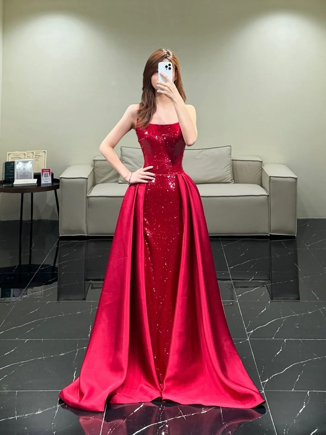 Robe de bal longue sirène bustier rouge bordeaux à sequins et traîne à volants N595