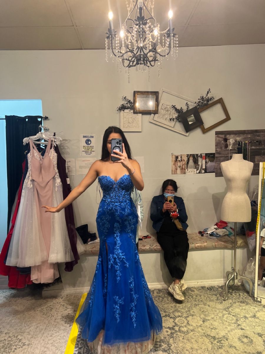 Figurschmeichelndes Meerjungfrauen-Kleid in Königsblau mit herzförmigem Ausschnitt, Spitzenapplikationen und Schlitz am Oberteil – langes Ballkleid, Geburtstagskleid, Abendkleid N437