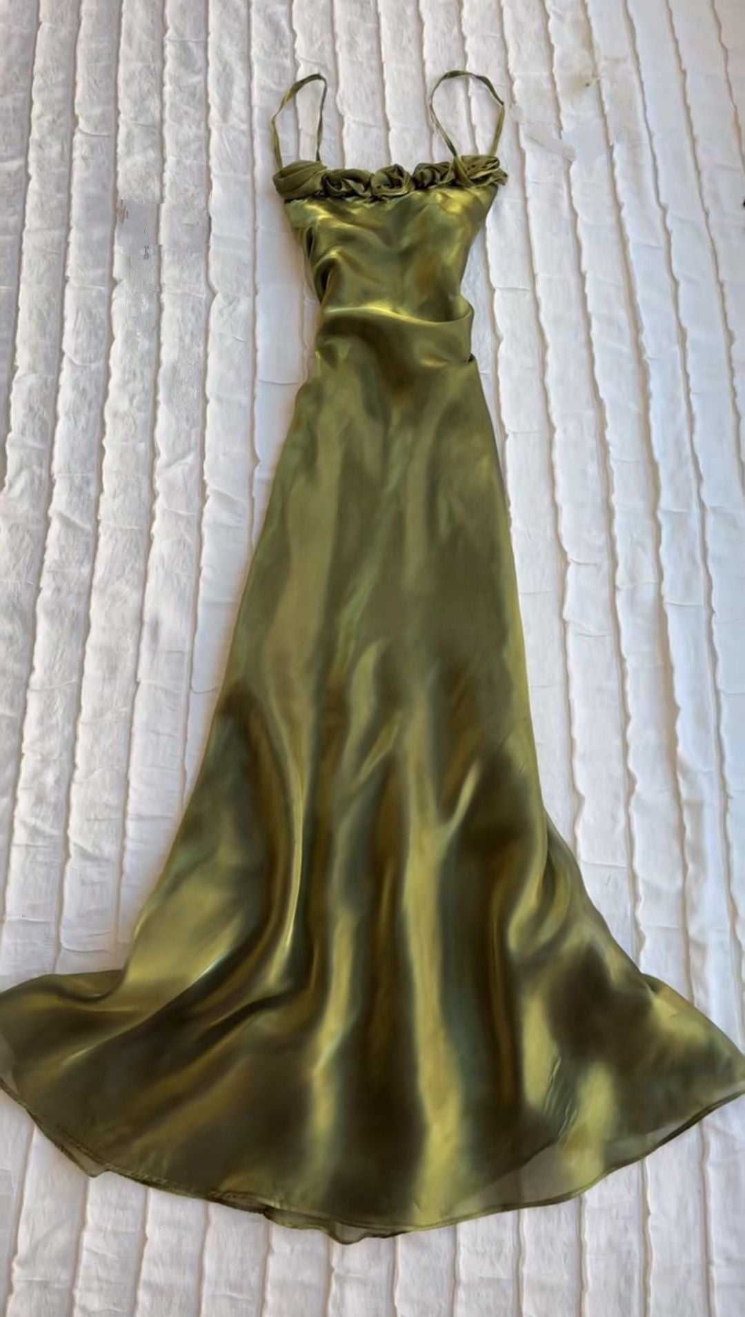 Robe de bal longue vert olive à fines bretelles et coupe trapèze, idéale pour les soirées de fin d'études (N032)