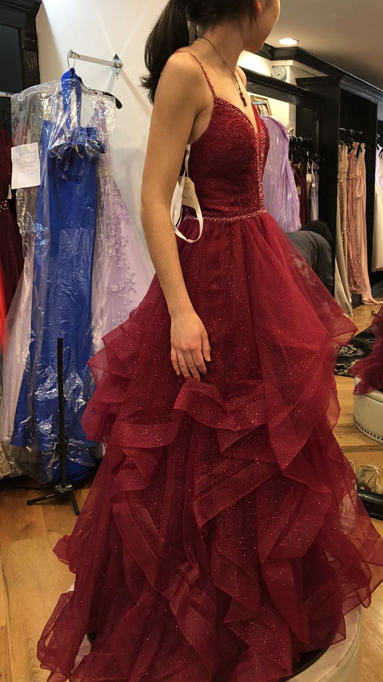 Ballkleid mit Spaghettiträgern, burgunderroten Rüschen, Abiballkleid, Geburtstagskleid AB931
