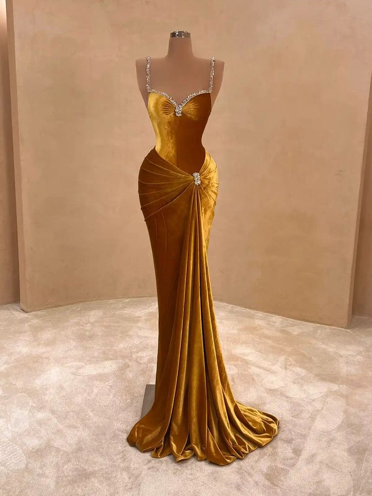 Sexy Meerjungfrauen-Abendkleid aus goldfarbenem Samt mit Spaghettiträgern – perfekt für Abschlussball und Tanz – N449