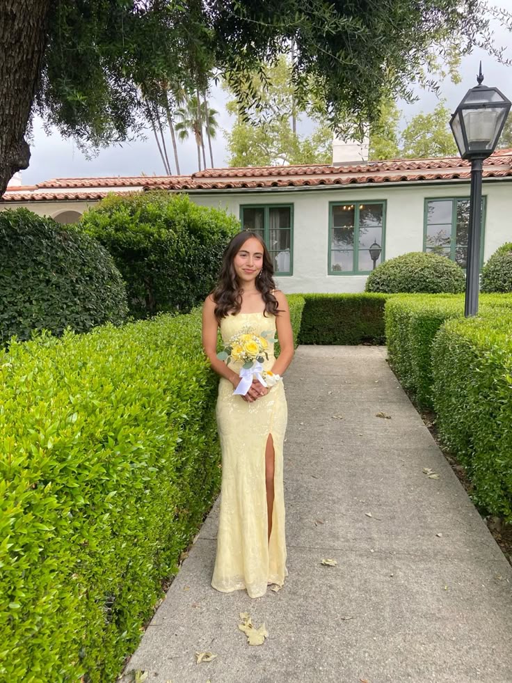 Meerjungfrauen-Abendkleid mit Seitenschlitz, Spaghettiträgern, sexy, besonderem Design, Spitzenapplikationen, Perlenbesatz, gelbes Partykleid AB989