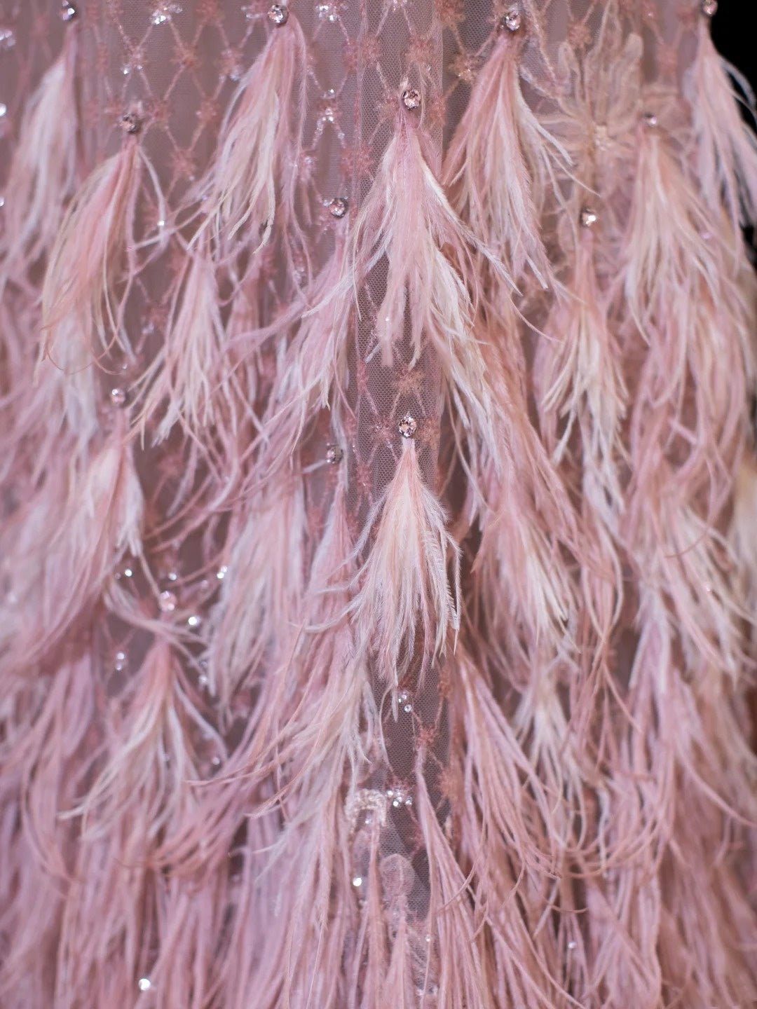 Robe de soirée longue sirène chic en dentelle rose à col montant et applications de plumes, inspiration robe de bal N149