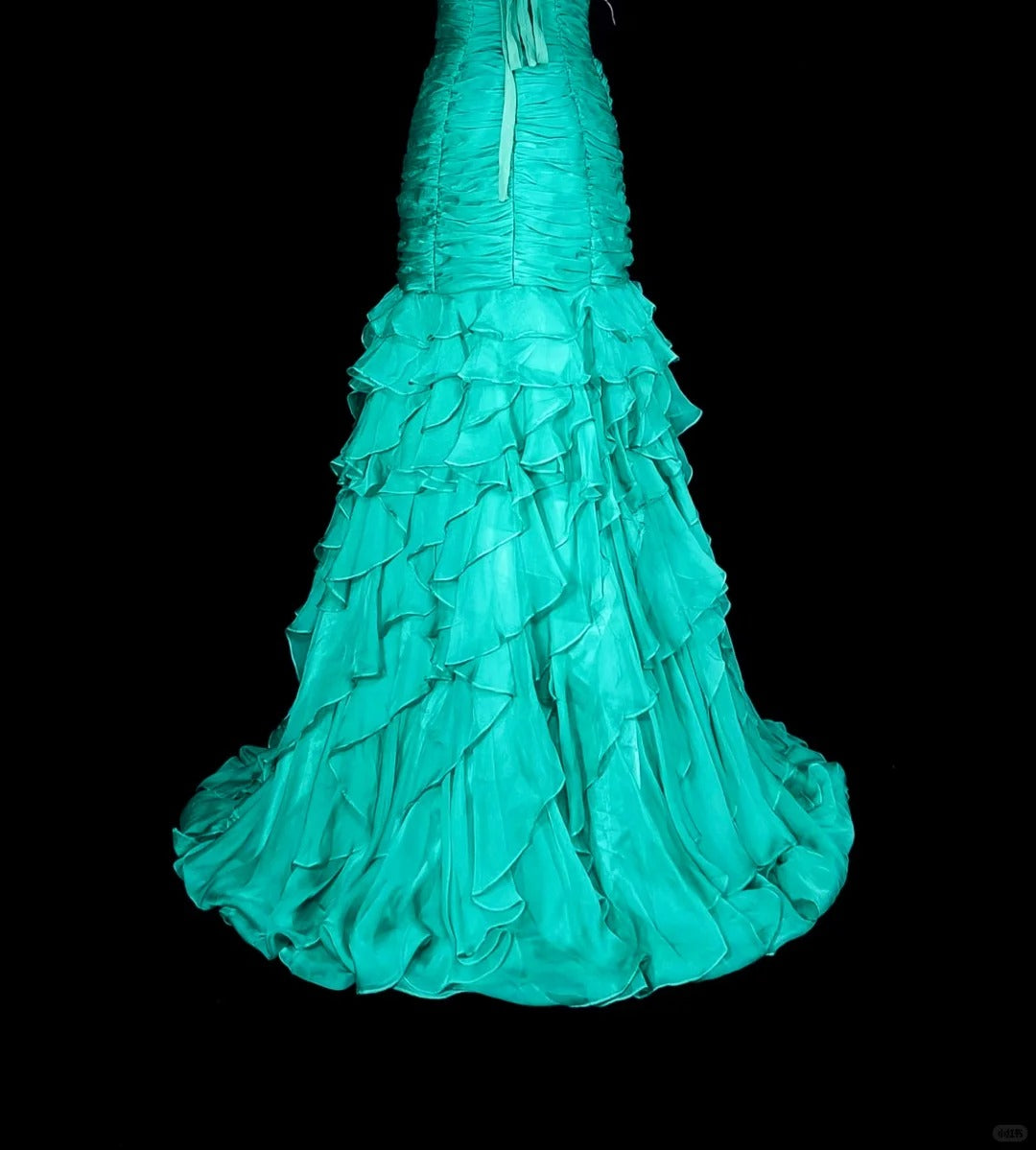 Robe de bal longue vintage sirène asymétrique en mousseline verte années 70, ornée de perles et de plis, N1841