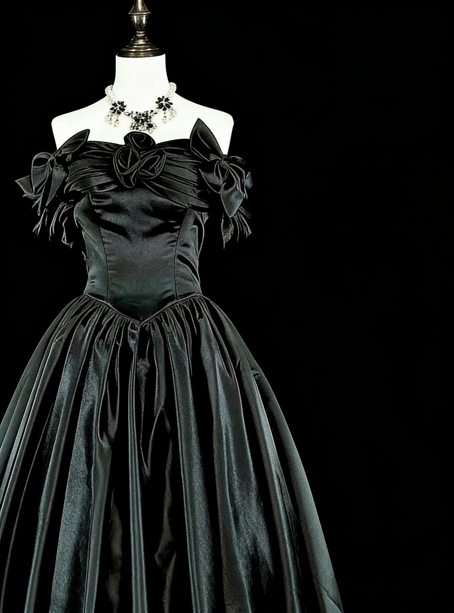 Robes de bal de promo modestes Robe de soirée en satin noir épaules dénudées longue robe de Quinceañera N3073