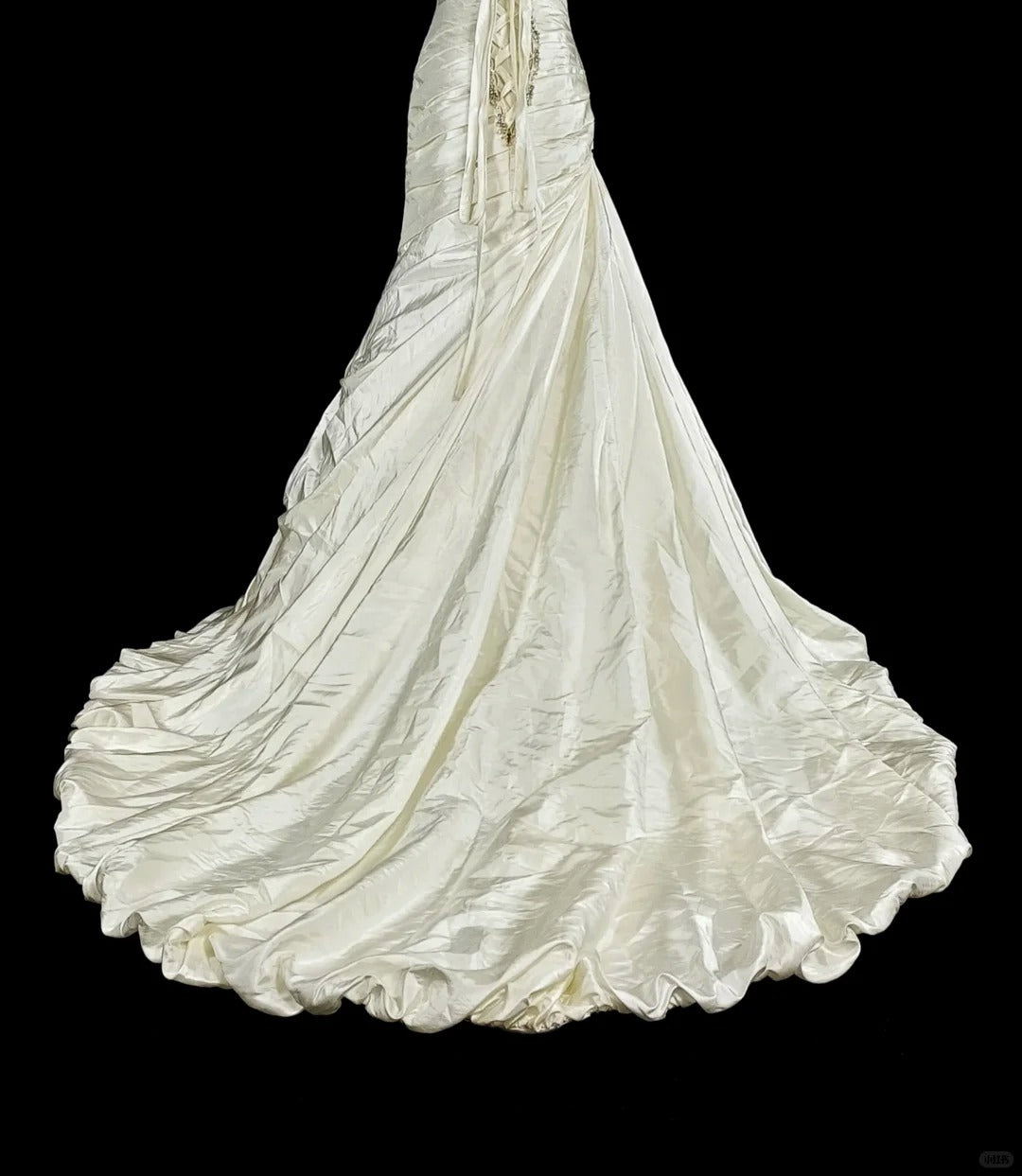 Robes de mariée uniques Sirène Cœur Satin Volants Sans manches Ivoire Longue Robe de mariée N3519