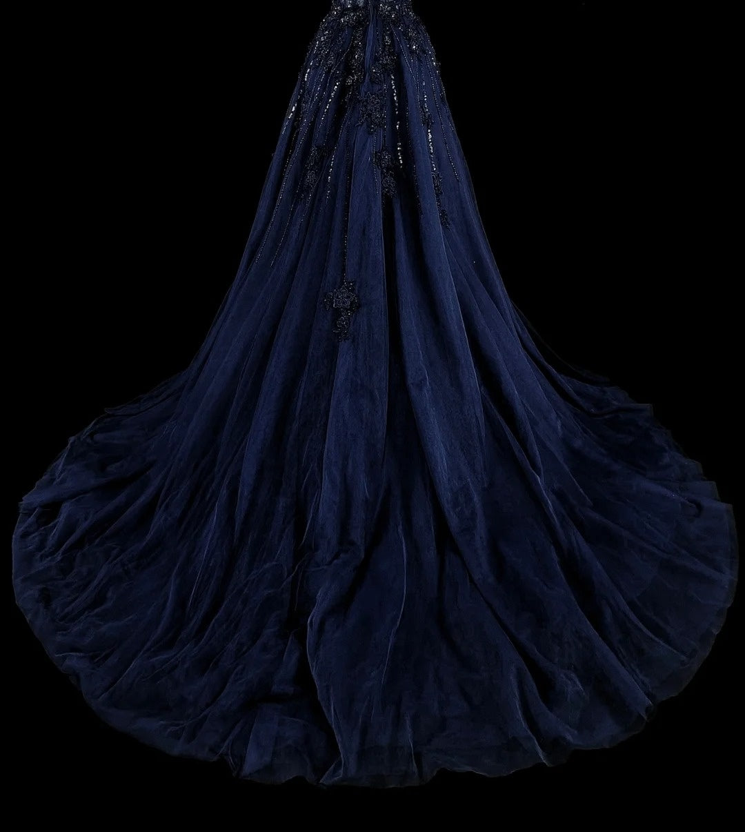 Robe de bal longue vintage années 1780, coupe trapèze, décolleté cœur, en tulle bleu marine, sans manches et ornée de perles N1589