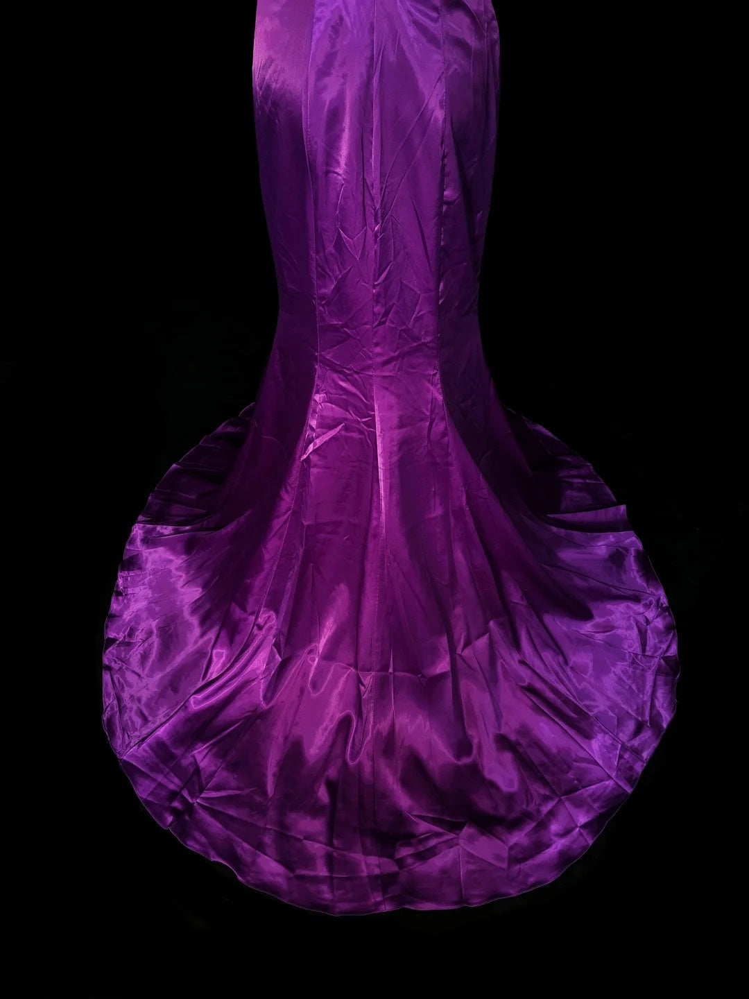 Robe de bal longue de soirée vintage sirène asymétrique en satin raisin, années 2000, ornée de perles, référence N1361
