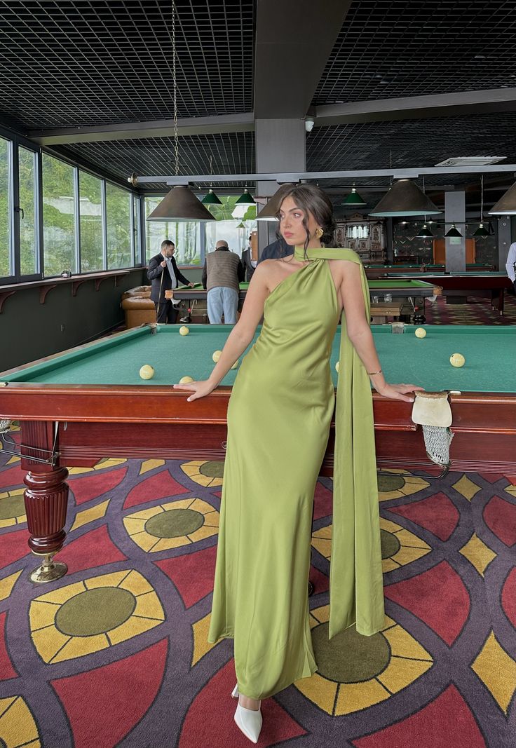 Robe de cocktail sirène asymétrique vert olive à plis froncés, idéale pour les soirées de remise de diplômes et les bals de fin d'année (AB1882)