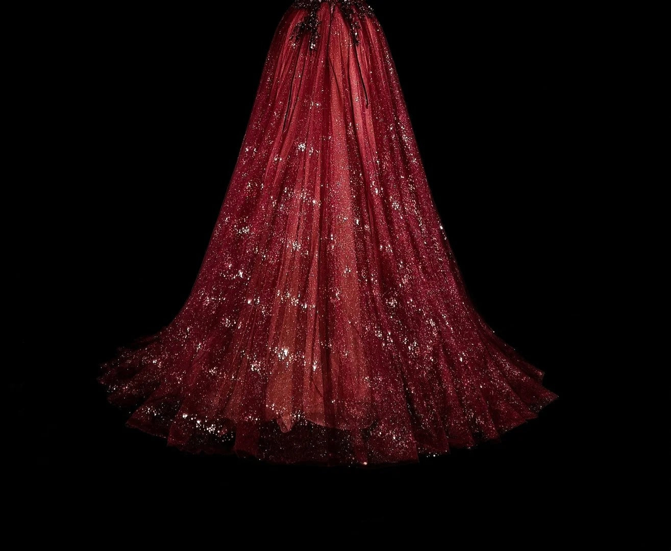 Robe de bal longue bordeaux à épaules dénudées, coupe trapèze et paillettes, ornée d'appliqués, référence N1777