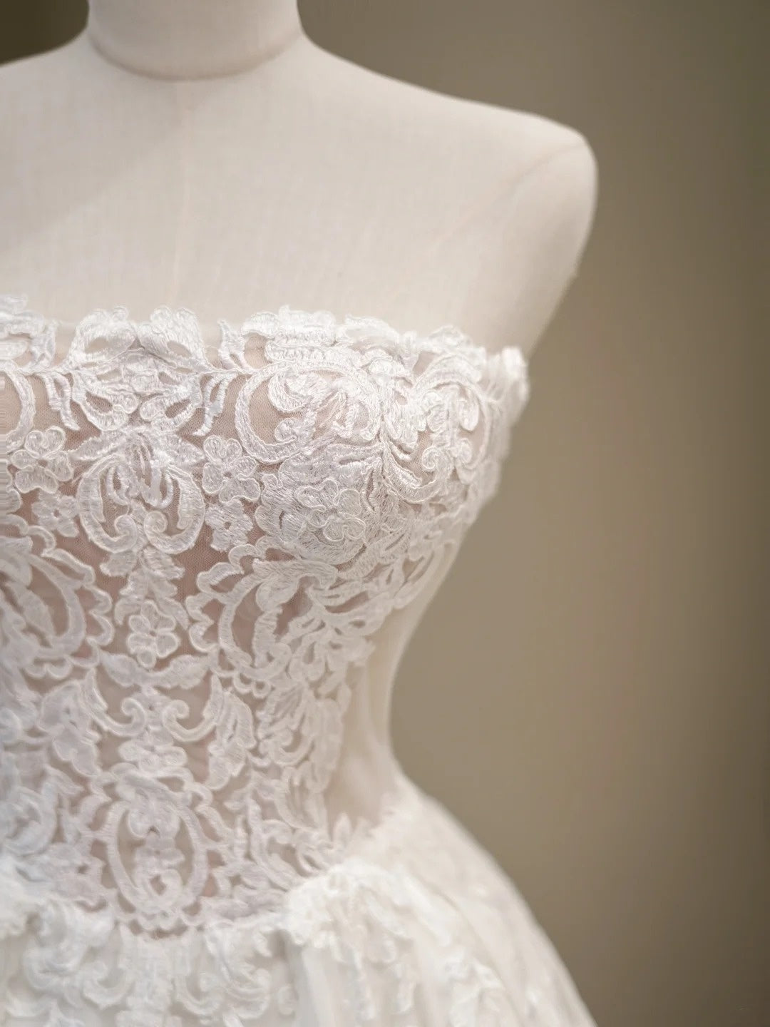 Robe de mariée élégante, robe de bal bustier en dentelle blanche sans manches, robe de mariée cintrée N231