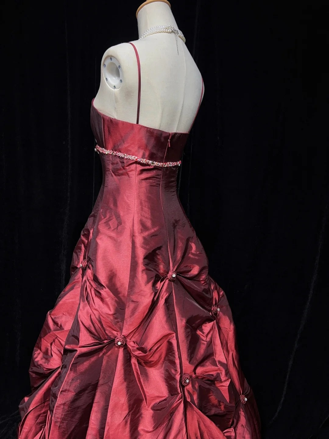 Robes de bal modestes Robe de soirée en satin bordeaux à bretelles spaghetti pour un seizième anniversaire Tenues de soirée formelles N3614