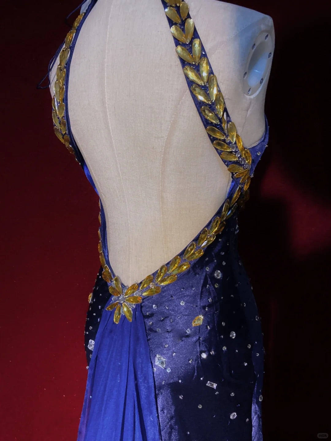 Robes de bal vintage des années 90 sirène col haut satin bleu roi dos nu perles argentées longue robe de soirée semi-formelle N3673