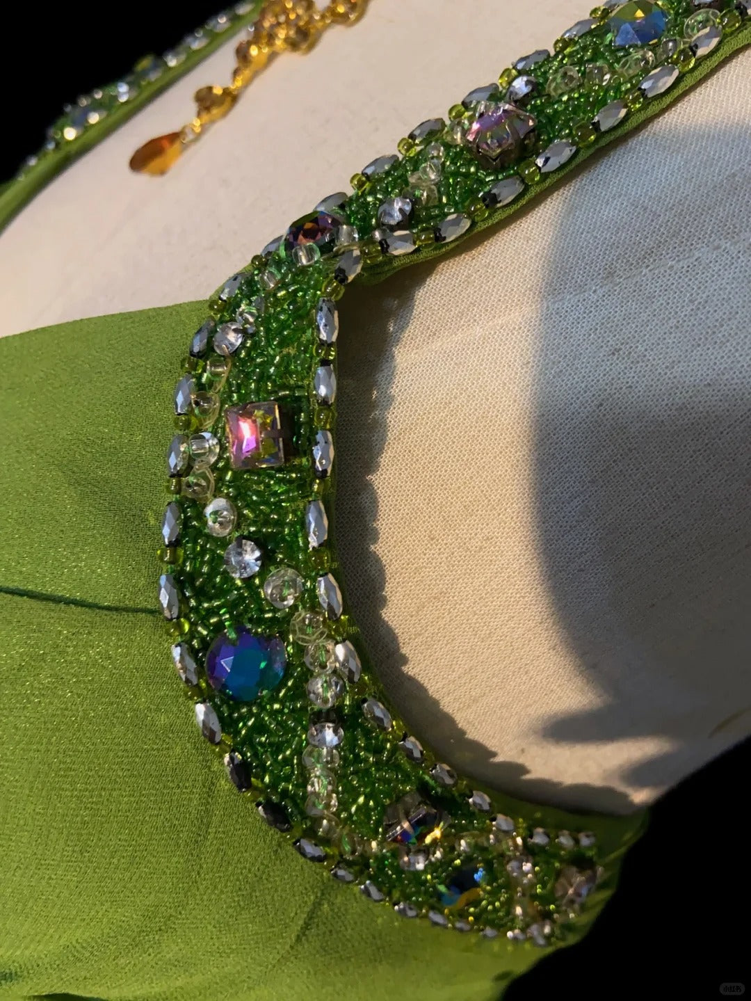 Dezente Meerjungfrauen-Abschlussballkleider Neckholder Olivgrün mit Perlenstickerei Lange Abendoutfits N3457