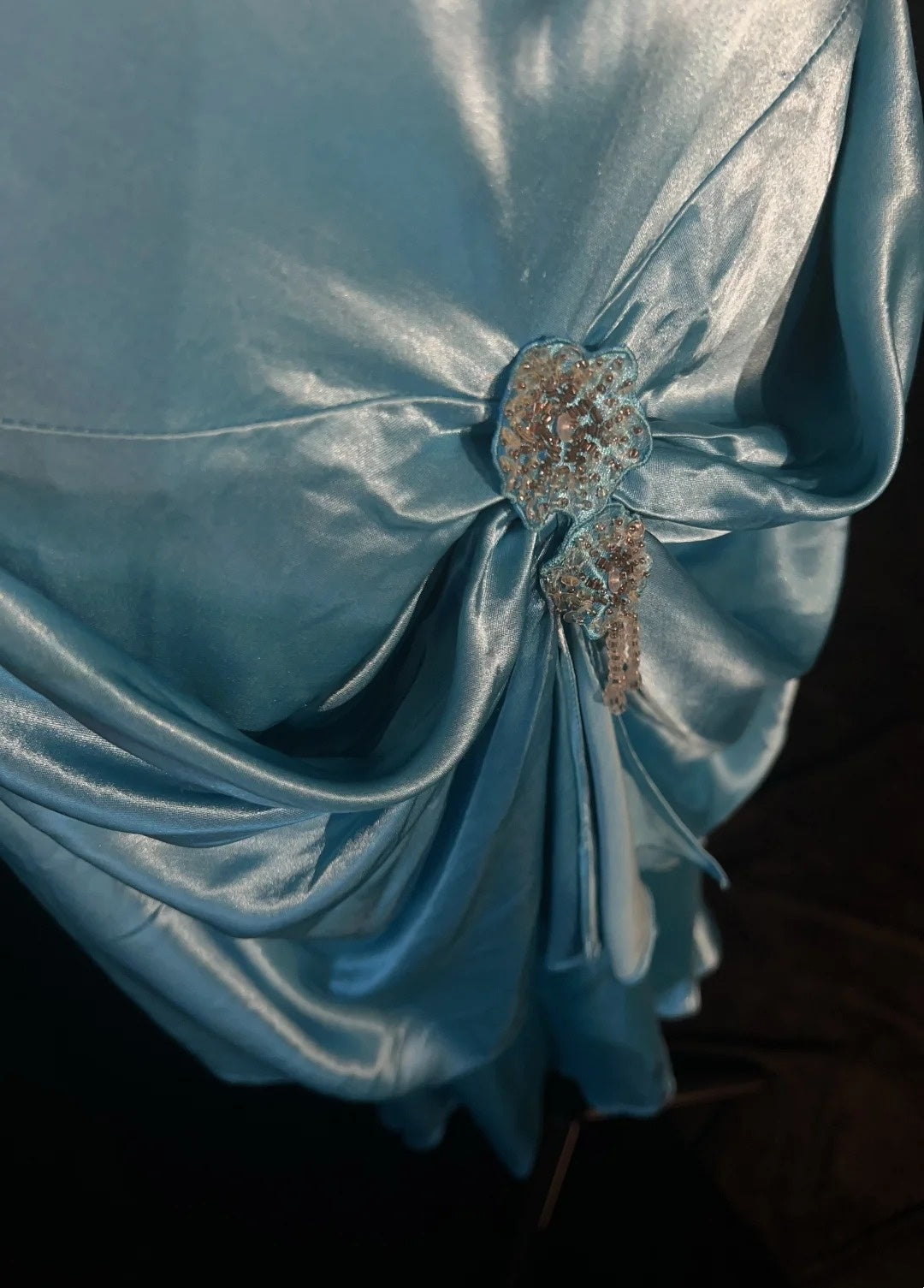 Bescheidene Abschlussballkleider Meerjungfrau Neckholder Blau Satin Ärmellos Mit Rüschen Formales Abendkleid N3828