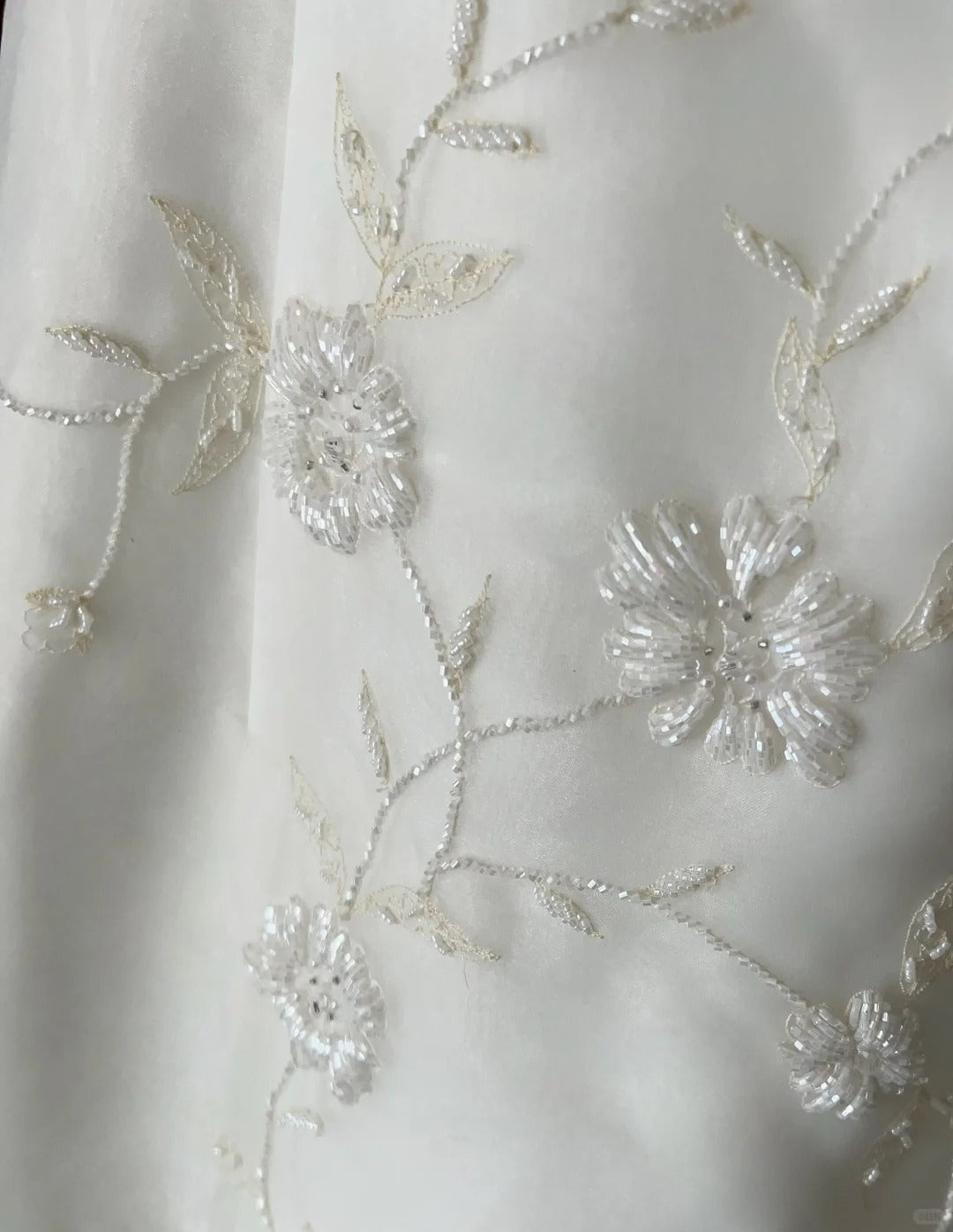 Einzigartige Hochzeitskleider A-Linie Trägerlos Weiß mit Perlen Sommergarten Langes Brautkleid N3676
